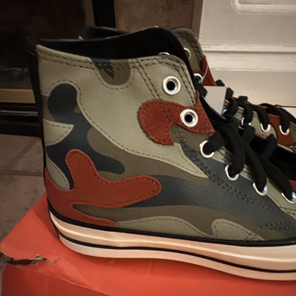 Converse All Stars
Camo Chuck Taylor
70 High tops “Field surplus” size 7.5 - Picture 6 of 13